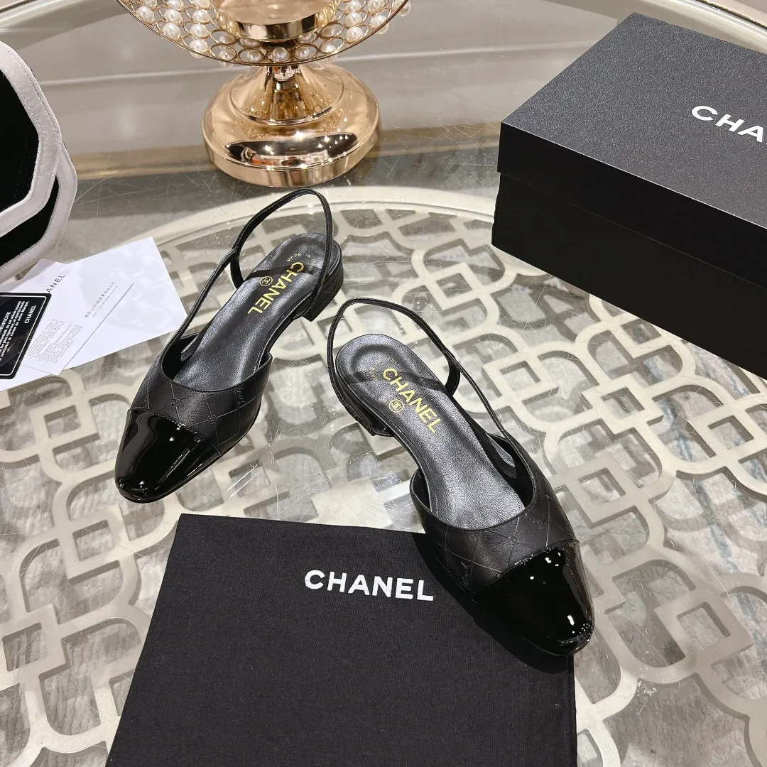 👟👟Ex-factory price 540👟👟 CHANEL Xiangjia 24vs spring and summer new fashion sandals series... Chanel is a very comprehensive noble fashion lifestyle brand. The same models are sold by major fashion bloggers and celebrities in Hong Kong, the United States, and other countries. They are simply beautiful. I fall in love with elegance and the playful sense of the future. I want to own them right away just by looking at them. But you can really think about a pair of exquisite high heels. This series is specially designed for extraordinary and indifferent ladies to create a unique overall effect. CHANEL designs products that inspire women to move forward and highlight their charm... 1️⃣Material: Original customized patent leather + imported sheepskin 2️⃣Inner lining: Original customized imported sheepskin 3️⃣Feet: Original customized imported sheepskin 4️⃣Outsole: Genuine leather sole imported from Italy 5️⃣Heel height: 2.5cm/6.5cm/9cm 6️⃣Number: 34-43 (34.40.41.42.43 customization is not returnable) 7️⃣Packaging: The latest and exquisite full set of packaging at the counter